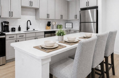 Sherman Apartment | King 1BR · Extended Stay · Pool & Gym + Laundry