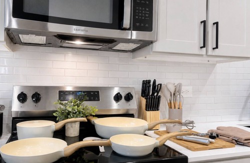 Sherman Apartment | King 1BR · Near Dining · Pool & Gym Laundry Access