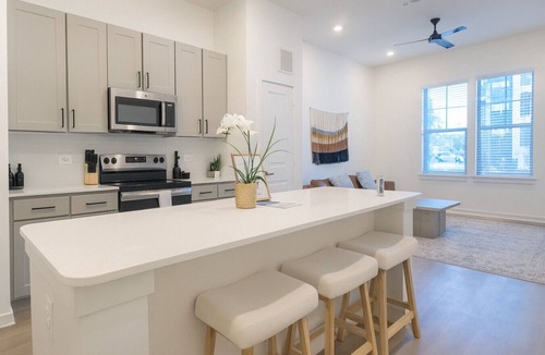 Sherman Apartment | King 1BR · Work Stays · Pool & Gym WiFi · Laundry