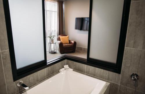New Plymouth CBD Hotel | King and Queen Hotel Suites