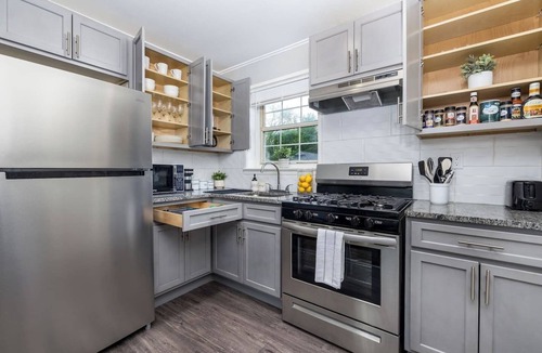 East Hartford Apartment | King Bd - Entire Apt - Hartford