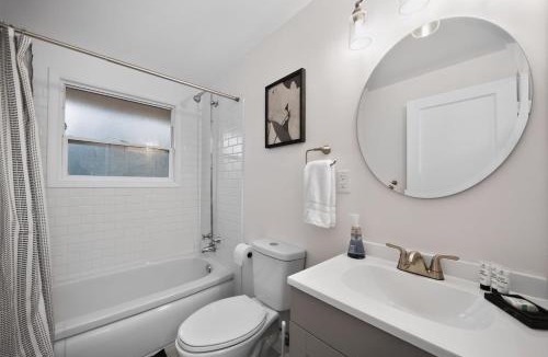New Tacoma Apartment | King Bed 1BDR Stadium District