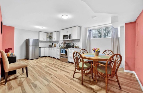 Port Colborne House | King Bed 1BR Plus Den Near Nickel Beach and Marina