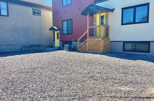 Port Colborne House | King Bed 1BR Plus Den Near Nickel Beach and Marina