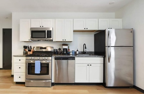 Lower Lawrenceville Apartment | King Bed, 2 Desks, Fast WiFi, Lively Lawrenceville