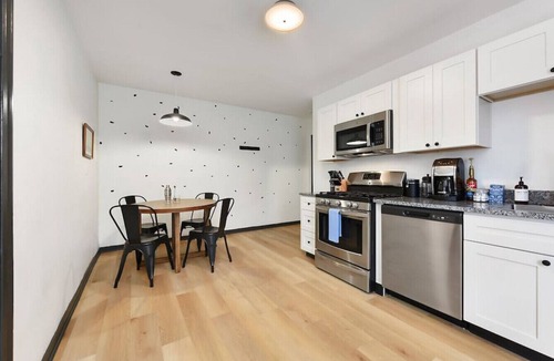 Lower Lawrenceville Apartment | King Bed, 2 Desks, Fast WiFi, Lively Lawrenceville