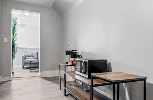 Little Italy Apartment | King Bed · 2 TVs · Fast Wifi · Pet Friendly!