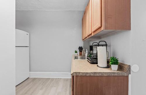 Little Italy Apartment | King Bed 2 TVs Fast Wifi Pet Friendly!