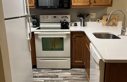 Hidden Valley Condo | King Bed! 2B2B ground level near golf; fall leaf peeping! Well equipped kitchen!