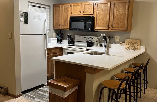 Hidden Valley Condo | King Bed! 2B2B ground level near golf; fall leaf peeping! Well equipped kitchen!