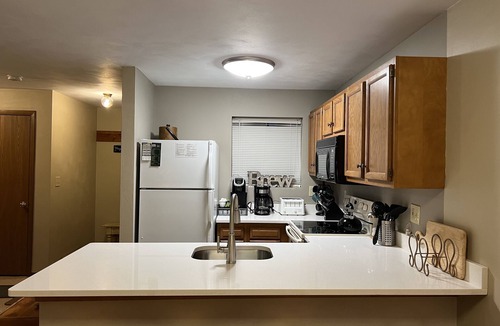 Hidden Valley Condo | King Bed! 2B2B ground level near golf; fall leaf peeping! Well equipped kitchen!