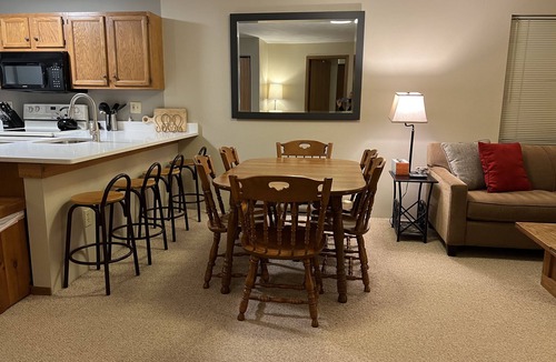 Hidden Valley Condo | King Bed! 2B2B ground level near golf; fall leaf peeping! Well equipped kitchen!