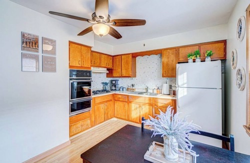 Elmwood Park Condo | King Bed 2BR Sleeps 13 Historic Location