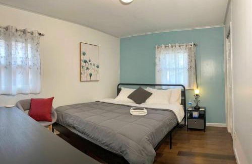 Waukegan Apartment | *King bed/3bds house Near Naval Base & 6Flags*