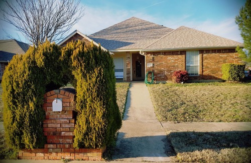 Saginaw House | King bed 4 bedroom house