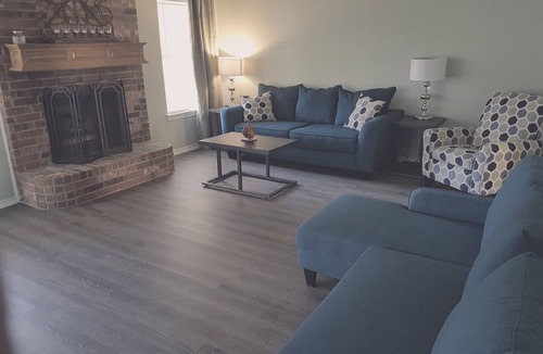 Saginaw House | King bed 4 bedroom house