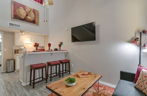 Central Arlington Apartment | King Bed✶4K TVs✶Ultra Fast Internet✶2 Car Parking #107