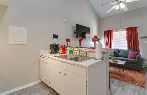 Central Arlington Apartment | King Bed✶4K TVs✶Ultra Fast Internet✶2 Car Parking #107