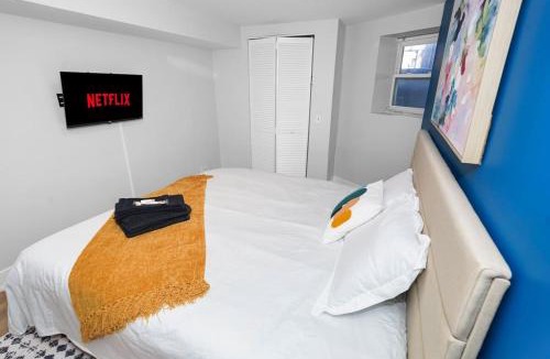 Chicago Apartment | King Bed 6BR Chicago with Pool Table Sleeps 16 Near Humboldt Park