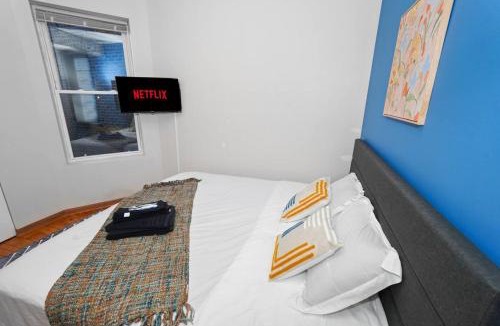 Chicago Apartment | King Bed 6BR Chicago with Pool Table Sleeps 16 Near Humboldt Park