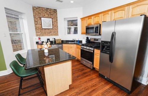 Chicago Apartment | King Bed 6BR Chicago with Pool Table Sleeps 16 Near Humboldt Park