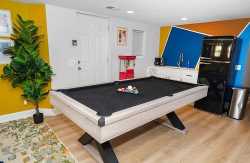 Chicago Apartment | King Bed 6BR Chicago with Pool Table Sleeps 16 Near Humboldt Park