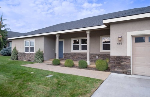 Richland House | King Bed, Amazing Views, Yard & Garage 3/2 #681