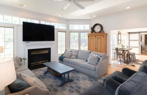 Topeka House | King Bed and Huge Yard Elegant Colonial Garden Home KTW3121