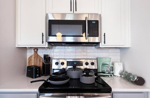 Norris Square Apartment | King Bed Apt w/RoofTop Lounge King Bed Elevator Gym