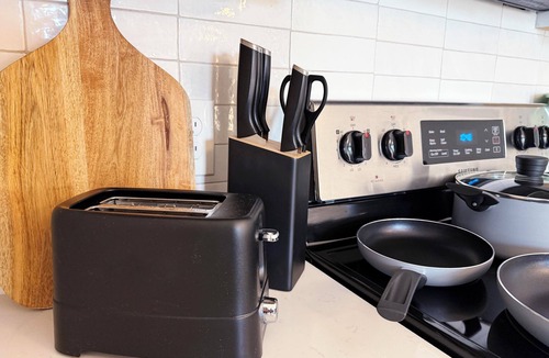 Norris Square Apartment | King Bed Apt w/RoofTop Lounge King Bed Elevator Gym