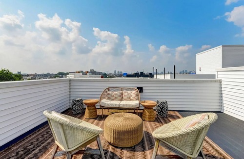 Norris Square Apartment | King Bed Apt w/RoofTop Lounge King Bed Elevator Gym