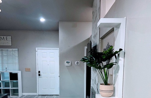 Rancho Cordova House | King Bed Backyard Pet OK Long Term & Short Term