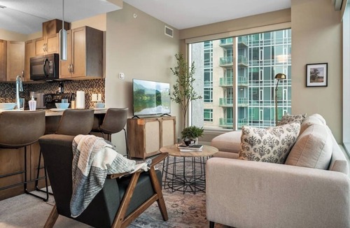 Victoria Park Apartment | King Bed | Calgary Tower Views |Walk to Saddledome