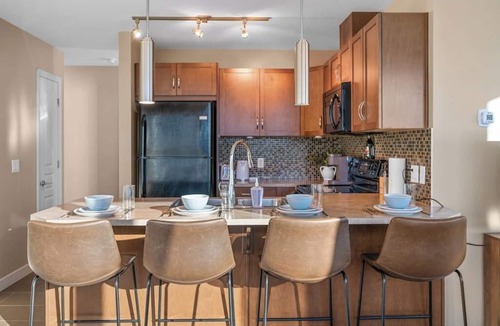 Victoria Park Apartment | King Bed | Calgary Tower Views |Walk to Saddledome