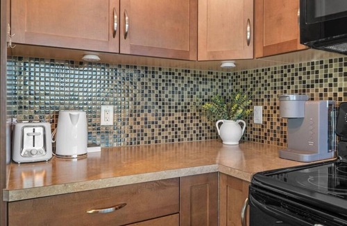 Victoria Park Apartment | King Bed | Calgary Tower Views |Walk to Saddledome