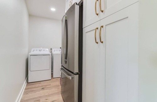 Lafayette House | KING Bed/Central Location/Fast wi-fi/5star listing