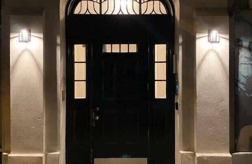 Gayborhood Apartment | King Bed | Central | Secure | 98 Walk Score