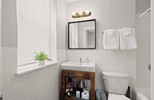 Gayborhood Apartment | King Bed | Central | Secure | 98 Walk Score