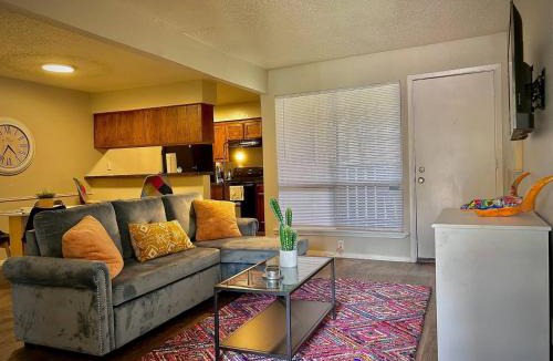 Sherman Apartment | KING bed central worker-friendly LongStayDiscount