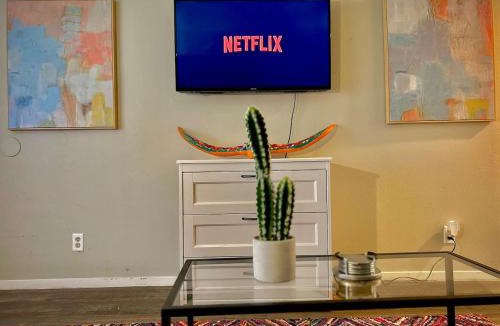 Sherman Apartment | KING bed central worker-friendly LongStayDiscount