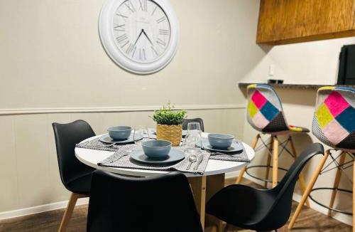 Sherman Apartment | KING bed central worker-friendly LongStayDiscount