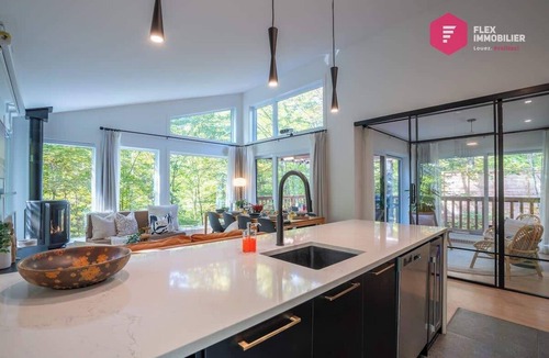 Pont-Rouge House | King bed, Cinema screen, Private SPA, Near Quebec