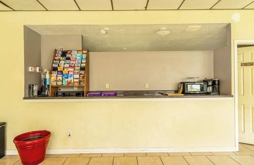Livingston Hotel | King Bed Close to Polk County Memorial Museum