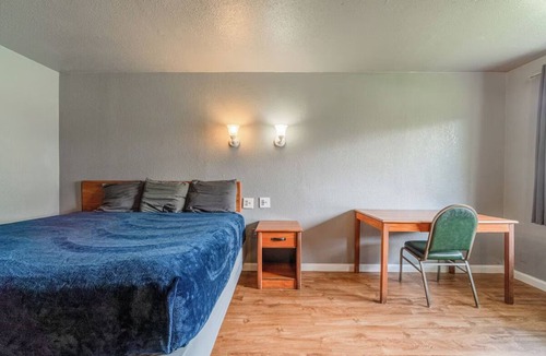Livingston Hotel | King Bed Close to Polk County Memorial Museum