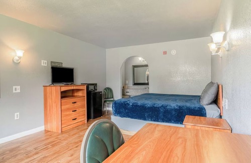 Livingston Hotel | King Bed Close to Polk County Memorial Museum