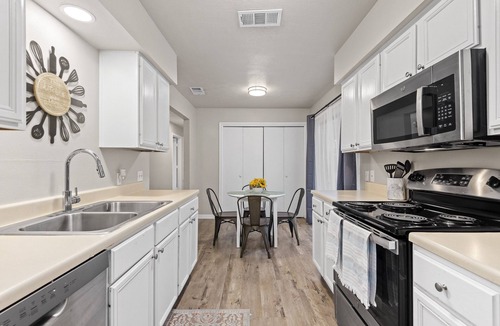 College Station House | King Bed, Coffee & Tea Bar, 50" SmartTV, EV Charging NEMA 14-50 Outlet