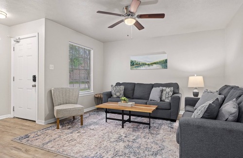College Station House | King Bed, Coffee & Tea Bar, 50" SmartTV, EV Charging NEMA 14-50 Outlet