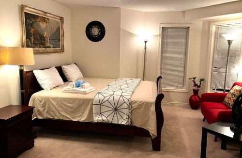 Ajax House | King Bed Comfort On Main Floor