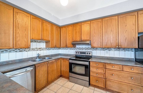 Ajax House | King Bed Convenience On Main Floor