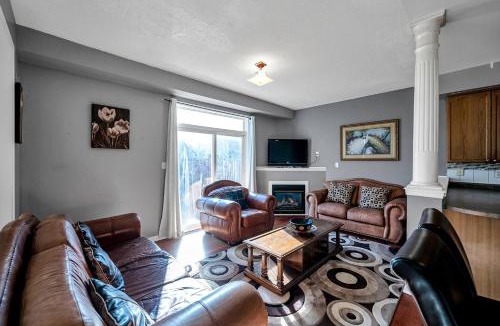 Ajax House | King Bed Convenience On Main Floor